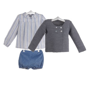 Conjunto de bebé de chaqueta gris, camisa de rayar y pantalón de pana