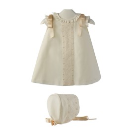 Conjunto para bebé de vestido y capota de batista organdizada y entredos