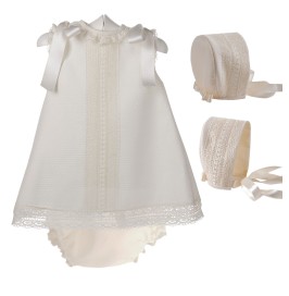 Conjunto vestido, braguita y capota de piqué para bebé de piqué con entredoses de bolillo