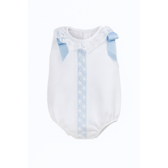 ranita Leo de ceremonia y bautizo confeccionada en pique de algodon y encaje de bolillo,